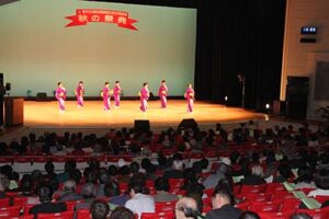 燕市文化協会芸能部燕支部の合同発表会「秋の祭典」に燕地区中心の19団体が出演し歌や踊りを披露