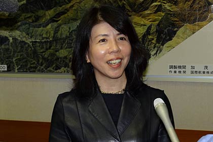 インタビューに答える北島智子副知事
