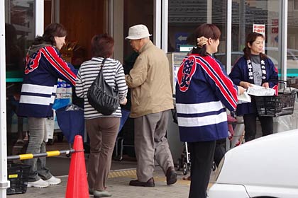 三条市・ウオロク興野店で住宅用火災警報器設置の啓発活動を行う三条市消防本部と三条翔波女性防火クラブ員
