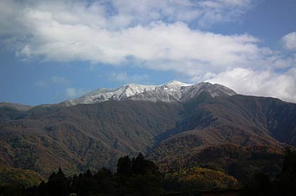 晩秋から冬へ装いを変化させる粟ヶ岳