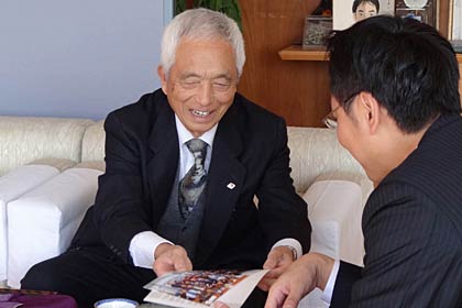 南相馬市を訪れたようすを国定市長に話す熟年いこいの会の上石会長