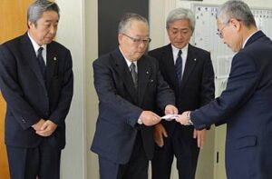 左から三条イーストライオンズクラブの外山副会長、樋口会長、鈴木テール・ツイスター、三条市社協の小林事務局長