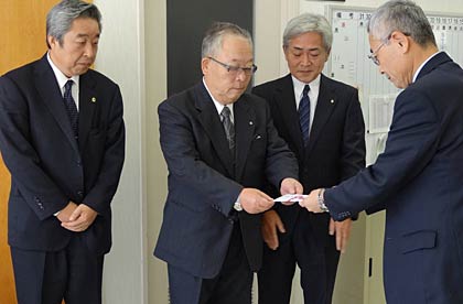 左から三条イーストライオンズクラブの外山副会長、樋口会長、鈴木テール・ツイスター、三条市社協の小林事務局長