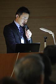 順に政策発表する職員