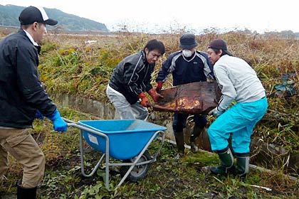 東日本大震災から8カ月たってもがれきの片付けが終わらない