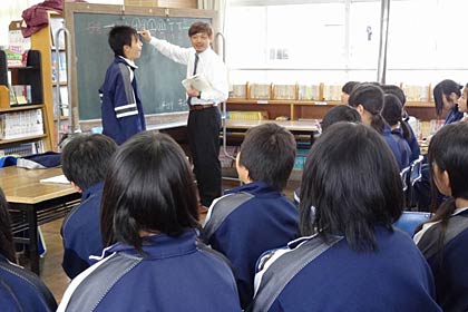三条市立第一中学校で開かれた地域国際文化交流会の韓国語講座
