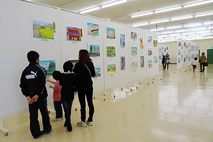 19、20日と三条市体育文化センターで開かれている第29回ふるさと絵画コンクールの展示会