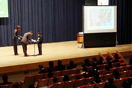 19日に三条市中央公民館で行われた表彰式