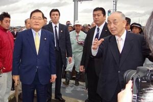 国民新党の亀井静香代表が建設大臣当時に採択した加茂大橋を視察