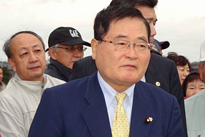 寒風のなかコートも着ずに視察する亀井代表