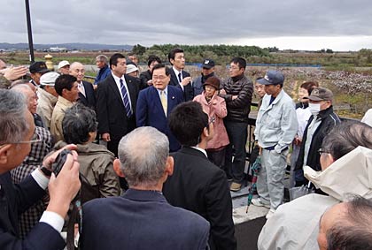 大勢の市民に囲まれる亀井代表