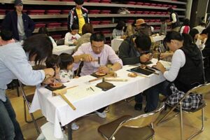 燕三条青年会議所が初めての「まちの魅力体験フェア」、1,000人以上が来場して体験コーナーは午前中から次々と定員に達する盛況