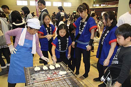 太鼓で出演の弥彦山太鼓のメンバーもひこざぇん製作に挑戦