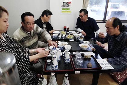 日本酒も酌み交わしてにぎやかに