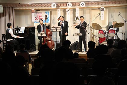 下田公民館で開かれた絵本作家の中川ひろたかさん率いる「MGQ」ことモダン・ギャグ・カルテットによる「親子で楽しむJAZZコンサート」
