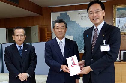 左からアークランドサカモトの堀川常務、坂本会長、そして国定市長