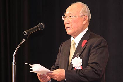 燕市社会福祉協議会の法人合併5周年福祉大会であいさつする青柳会長
