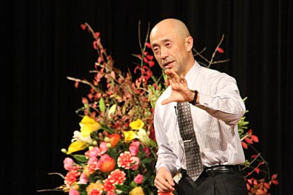 記念講演を行う菊地弁護士