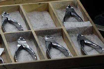 次々と完成して木箱に収まる「SUWADA」の爪切り