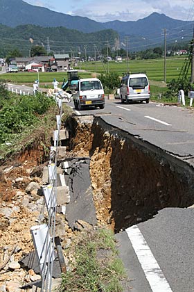 棚鱗地内の国道289号、再び道路が陥没したと思われる場所（写真は7月31日撮影）
