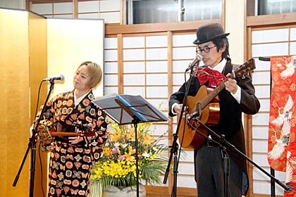 三線歌手・きよ里さん(左)と芸人・縁竹縄さん