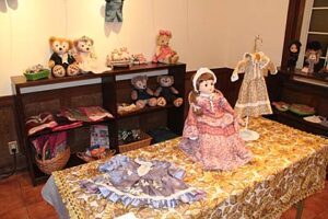 29日までBonBonで開かれている人形のお洋服展