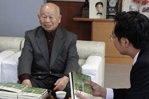 今の三条市・一ノ木戸小を卒業した元燕市議会議長で燕市・曙産業会長の大山治郎さんが著書『ものづくり夢づくり 「試練も恵なり」』45冊を三条市に寄付