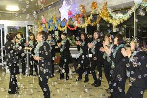 燕市子ども体験活動支援センターが26日夜に開いたクリスマスイルミネーション点灯式のゴスペル演奏