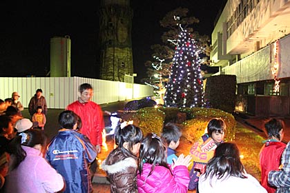 クリスマスイルミネーションが彩る燕市総合文化センター前