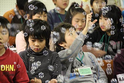  子どもたちにあきられそうで心配だったゴスペルも好評、シャボン玉にも大喜び
