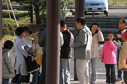 分水公民館に避難する地区住民