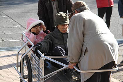 リヤーカーに載せた避難も