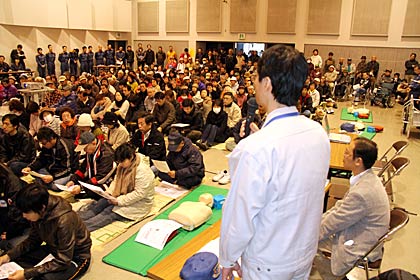 各避難所から分水公民館に集まった約380人の市民にあいさつする鈴木市長