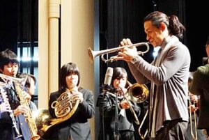 27日「TOKUジャズクリニック」で吹奏楽部の中学生に指導するTOKUさん
