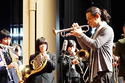 27日「TOKUジャズクリニック」で吹奏楽部の中学生に指導するTOKUさん