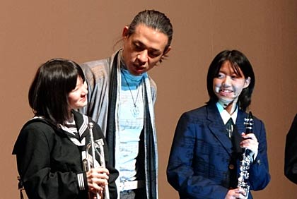 中学生を和ませるTOKUさん