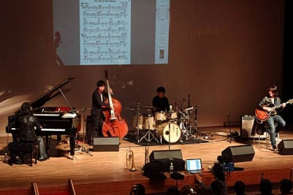 プロジェクターで譜面を写して演奏