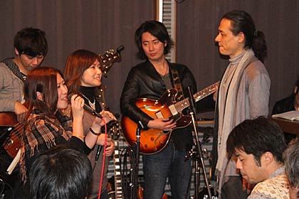 TOKUさんと同じステージに立つジャズシンガーの吉田さんと倉井さん