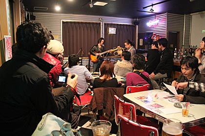 オールデイズ・カフェでの「Jazz Session Night」に参加するTOKUさん