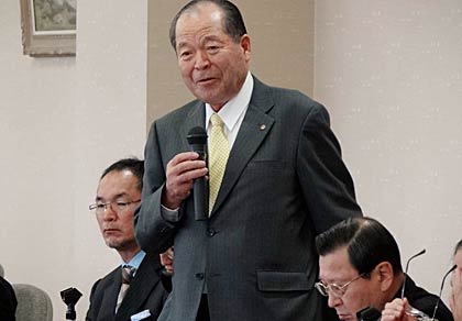 あいさつする斉藤会頭