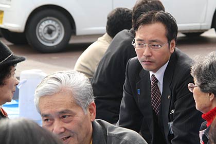 避難している人たちの話に聞き入る国定市長
