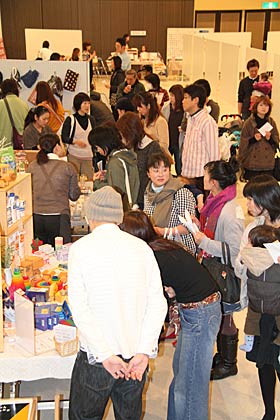 27日、燕市吉田産業会館で開かれた第2回元気発信フリーマーケット「ママフェス」