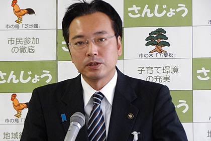 臨時記者会見を行う国定三条市長