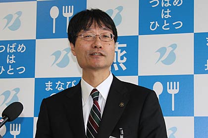 定例記者会見を行う鈴木燕市長
