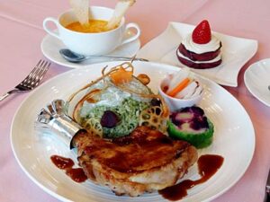 12月3、4の2日間、1日30食限定で燕三条地場産業振興センターのレストラン「メッセピア」が提供する「地場産ランチ」、12月はクリスマスバージョンの「クリスマスランチ」