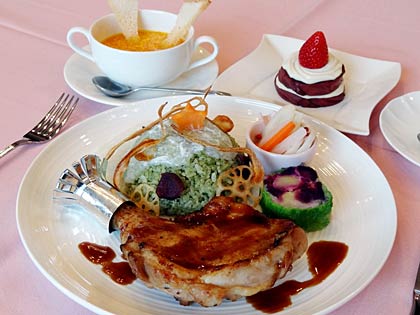 12月3、4の2日間、1日30食限定で燕三条地場産業振興センターのレストラン「メッセピア」が提供する「地場産ランチ」、12月はクリスマスバージョンの「クリスマスランチ」
