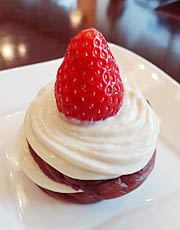 三条市のマルヨネの車麩、こなかわの豆腐を使った「車麩ケーキ」