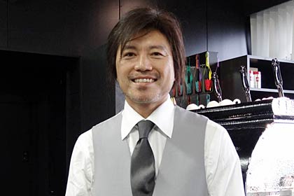 黒へのこだわりを話す小林社長