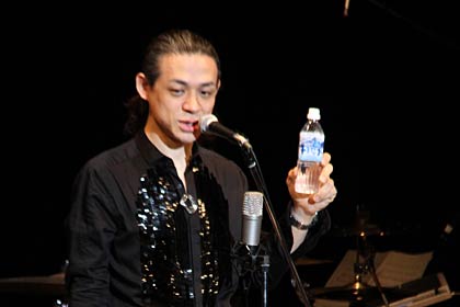 三条市のミネラルウオーター「千年悠水」もPR