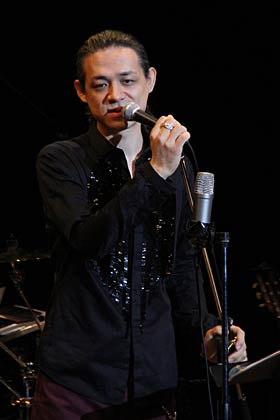 マイクを握ってメローな声を響かせるTOKUさん